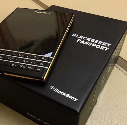 Passport Gold Edition phiên bản đặc biệt bắt mắt của BlackBerry ảnh 1