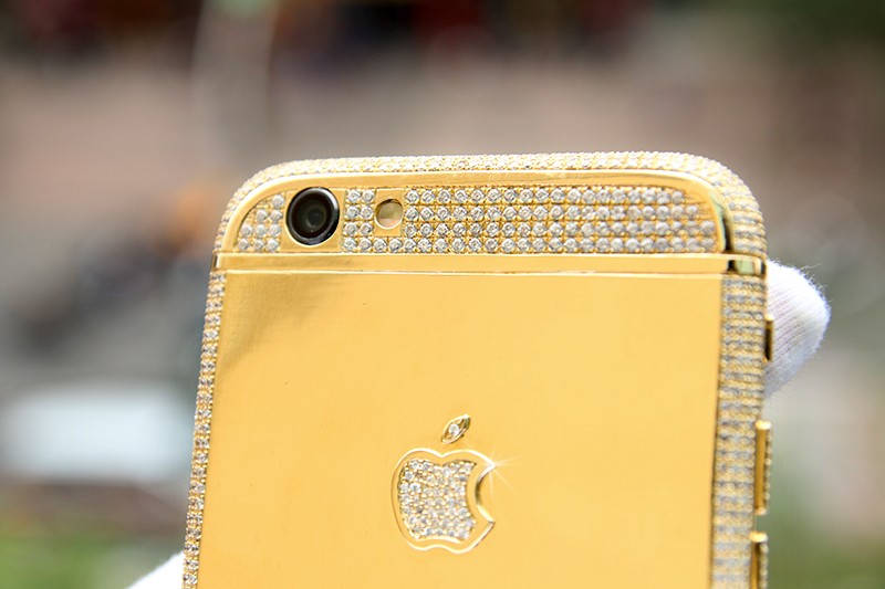 iPhone 6 vỏ vàng nguyên khối, đính kim cương giá nửa tỷ đồng ở Việt Nam ảnh 2
