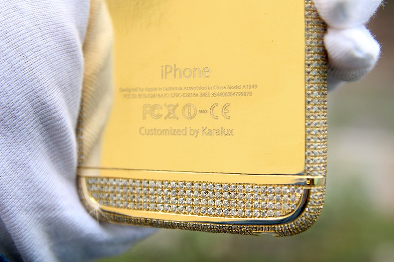 iPhone 6 vỏ vàng nguyên khối, đính kim cương giá nửa tỷ đồng ở Việt Nam ảnh 3