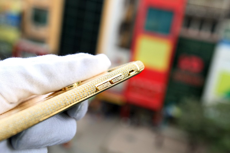 iPhone 6 vỏ vàng nguyên khối, đính kim cương giá nửa tỷ đồng ở Việt Nam ảnh 4