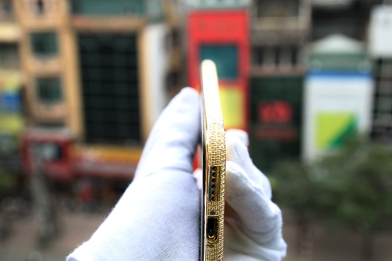 iPhone 6 vỏ vàng nguyên khối, đính kim cương giá nửa tỷ đồng ở Việt Nam ảnh 5