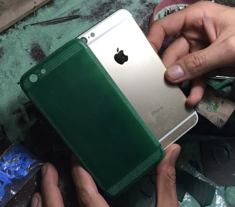 iPhone 6 vỏ vàng nguyên khối, đính kim cương giá nửa tỷ đồng ở Việt Nam ảnh 8