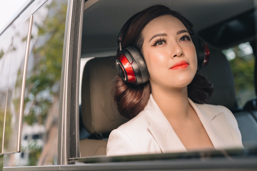 MC Thu Hà trải nghiệm tai nghe không dây hi-end chống ồn Mark Levinson No.5909 ảnh 4