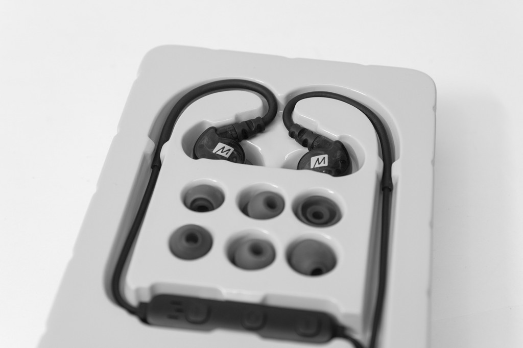 Mở hộp tai nghe không dây thể thao Mee X6 Plus ảnh 4