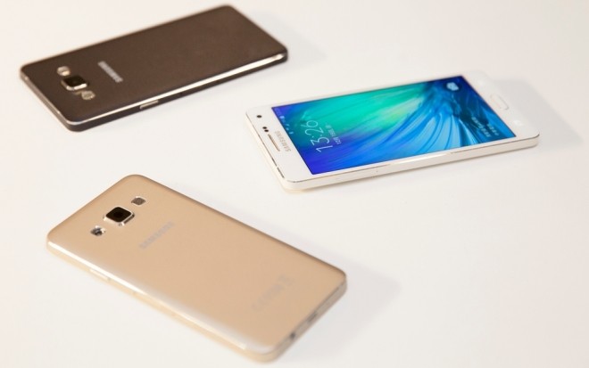 2 smartphone kim loại Samsung Galaxy A3 và A5 có giá 7 và 9 triệu đồng ảnh 1