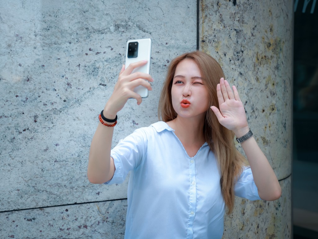 Người mẫu Phương Châu cá tính bên Galaxy S20 Ultra Trắng Tinh Vân ảnh 13