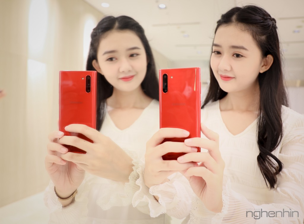 Ảnh: Đón giáng sinh lung linh cùng Galaxy Note10 đỏ Aura  ảnh 2