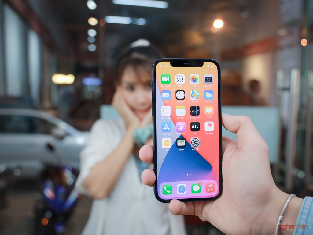 Trên tay iPhone 12 đầu tiên tại Việt Nam giá 23 triệu  ảnh 9