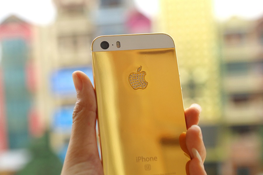 Chiêm ngưỡng iPhone SE mạ vàng 24K giá nghìn đô tại Việt Nam ảnh 2