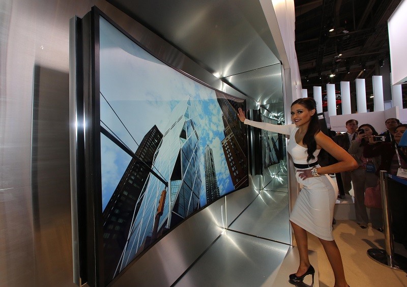 Samsung tung ra TV 105 inch tự cong đầu tiên thế giới  ảnh 1