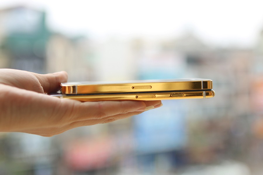 Chiêm ngưỡng iPhone SE mạ vàng 24K giá nghìn đô tại Việt Nam ảnh 3