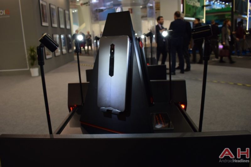 Điện thoại gaming Nubia thiết kế như siêu xe, sở hữu tản nhiệt khí và LED RGB ảnh 2