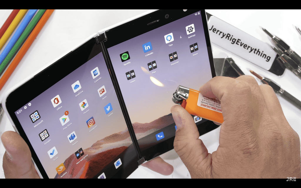 Microsoft Surface Duo vượt qua bài kiểm tra độ bền của JerryRigEverything ảnh 3