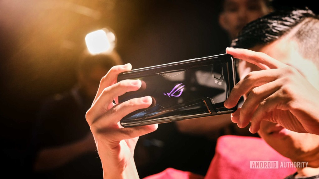 Asus ROG Phone II đã trải qua những thiết kế nào để ra sản phẩm hoàn chỉnh ảnh 1