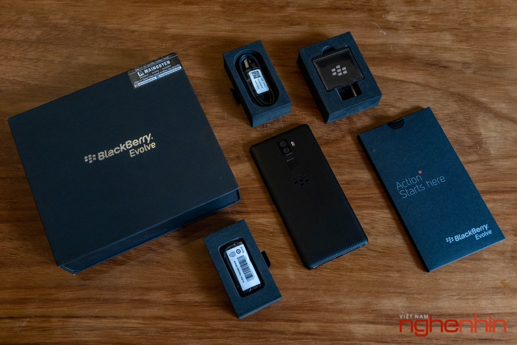 Khui hộp Blackberry Evolve: đúng chất 'dâu đen' giá 8 triệu đồng  ảnh 2