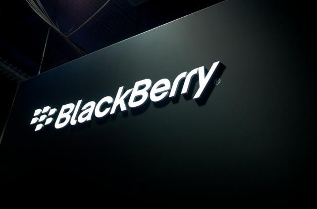 BlackBerry sa thải nhân viên sản xuất Passport ảnh 1