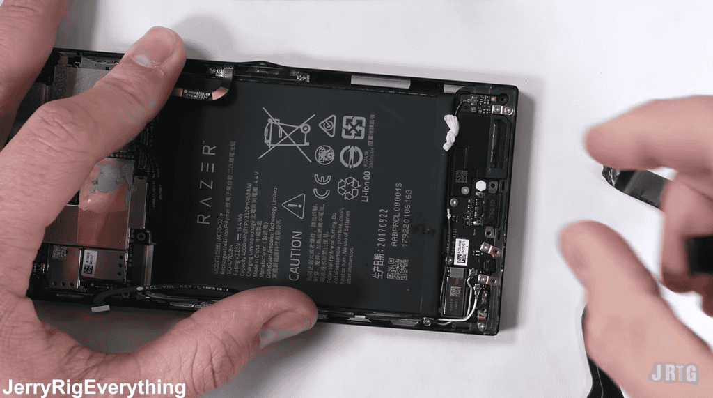 Bóc máy Razer Phone: ống tản nhiệt lớn, có gioăng cao su nhưng không chống nước ảnh 2