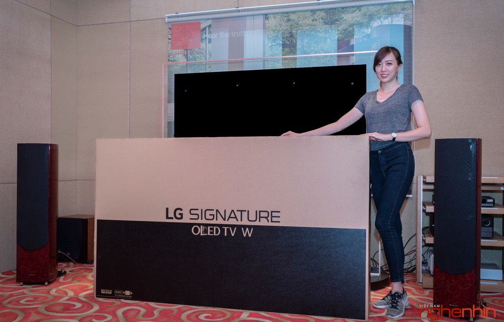 Khui hộp Tivi 'dán tường' LG Signature OLED W 77 inch giá 650 triệu  ảnh 2