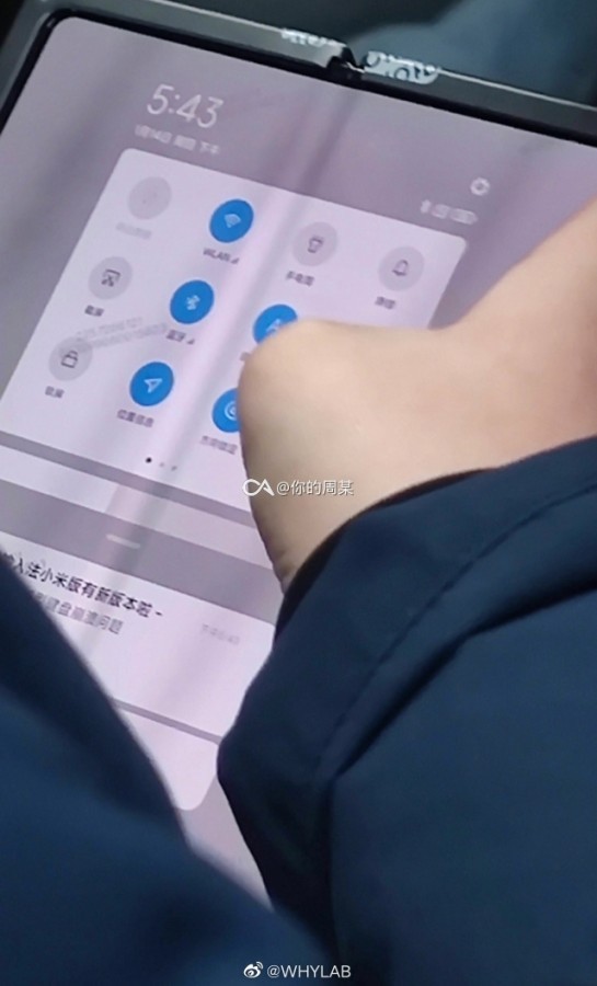 Lộ ảnh chụp lén gây sốt về smartphone màn hình gập của Xiaomi ảnh 2
