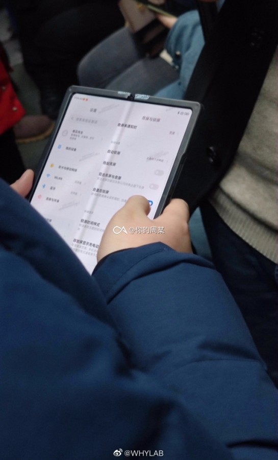 Lộ ảnh chụp lén gây sốt về smartphone màn hình gập của Xiaomi ảnh 1