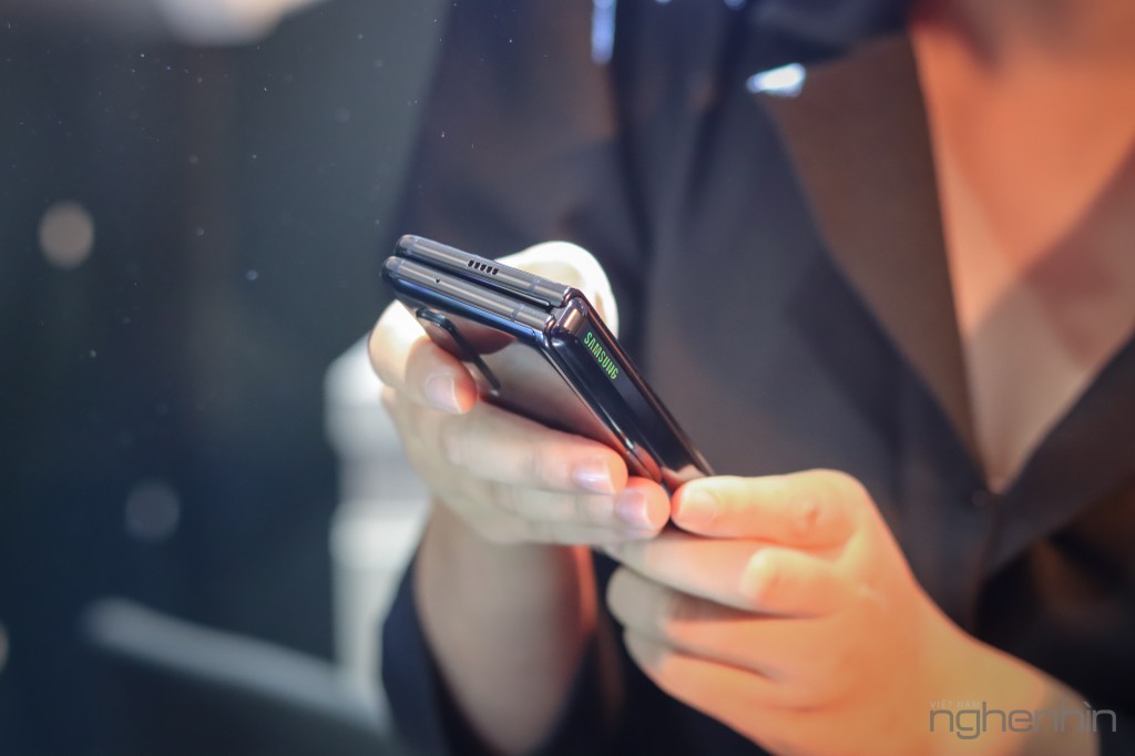 Siêu phẩm Samsung Galaxy Fold smartphone màn hình gập ra mắt người dùng Việt giá 50 triệu  ảnh 2
