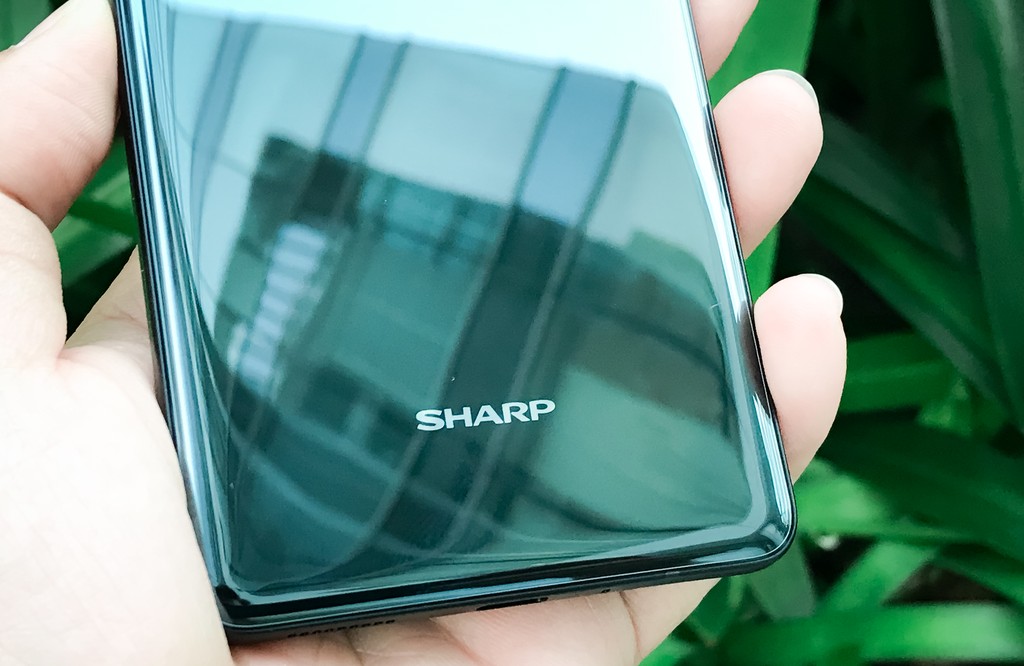 Mở hộp Sharp Aquos S3 tại Việt Nam: màn hình tai thỏ ảnh 14