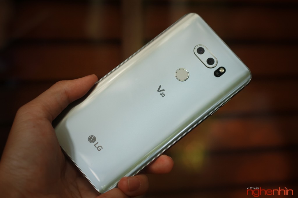 Trên tay LG V30: đẹp hơn V20 nhưng không cá tính như đời đầu ảnh 1