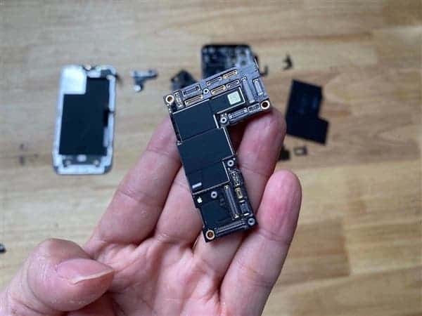 Tháo rời iPhone 12 Pro Max cho thấy pin chữ L, dung lượng giảm ảnh 2