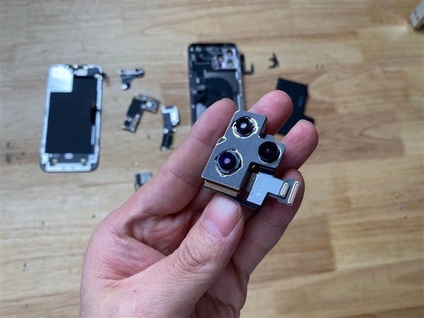 Tháo rời iPhone 12 Pro Max cho thấy pin chữ L, dung lượng giảm ảnh 1