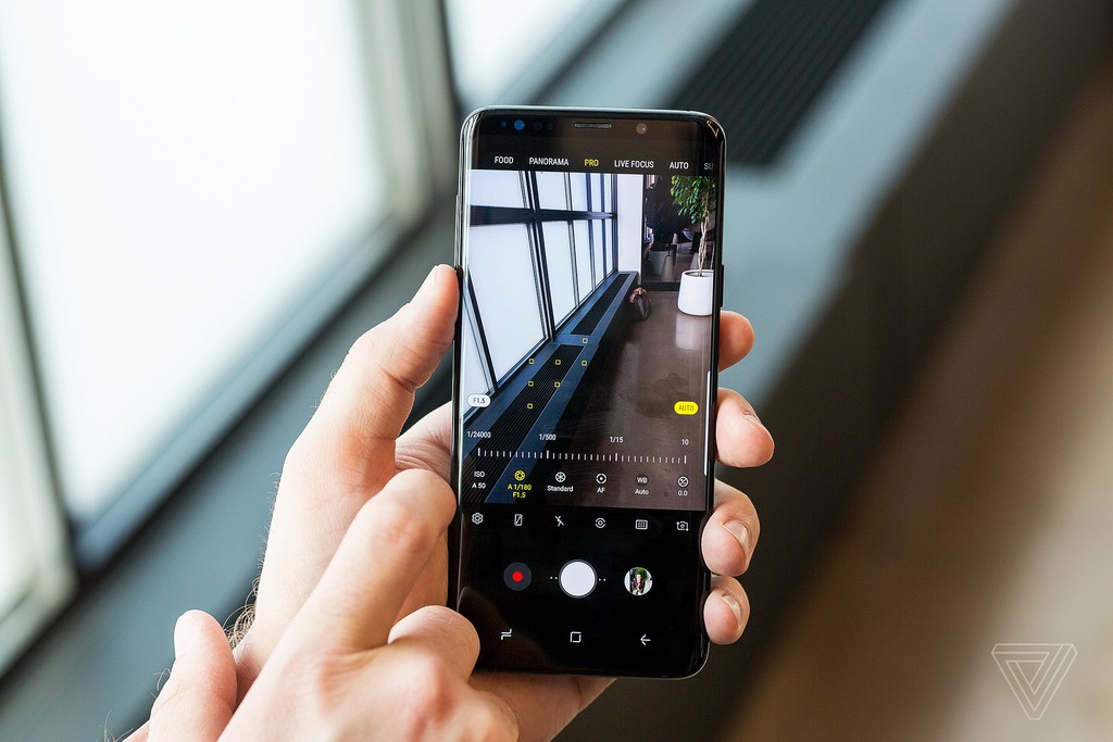 Samsung Galaxy S9 và S9+ chính thức ra mắt: camera khẩu độ kép, AR Emoji ảnh 3