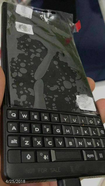 Lộ ảnh thực tế smartphone BlackBerry với bàn phím vật lý: có thể là KEY2? ảnh 1