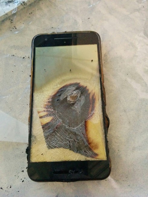 Google Nexus 6P đang sạc phát nổ lúc nửa đêm ảnh 2