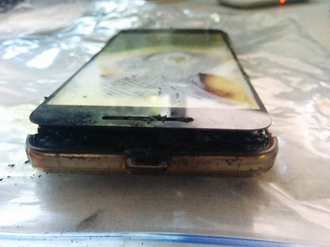 Google Nexus 6P đang sạc phát nổ lúc nửa đêm ảnh 4