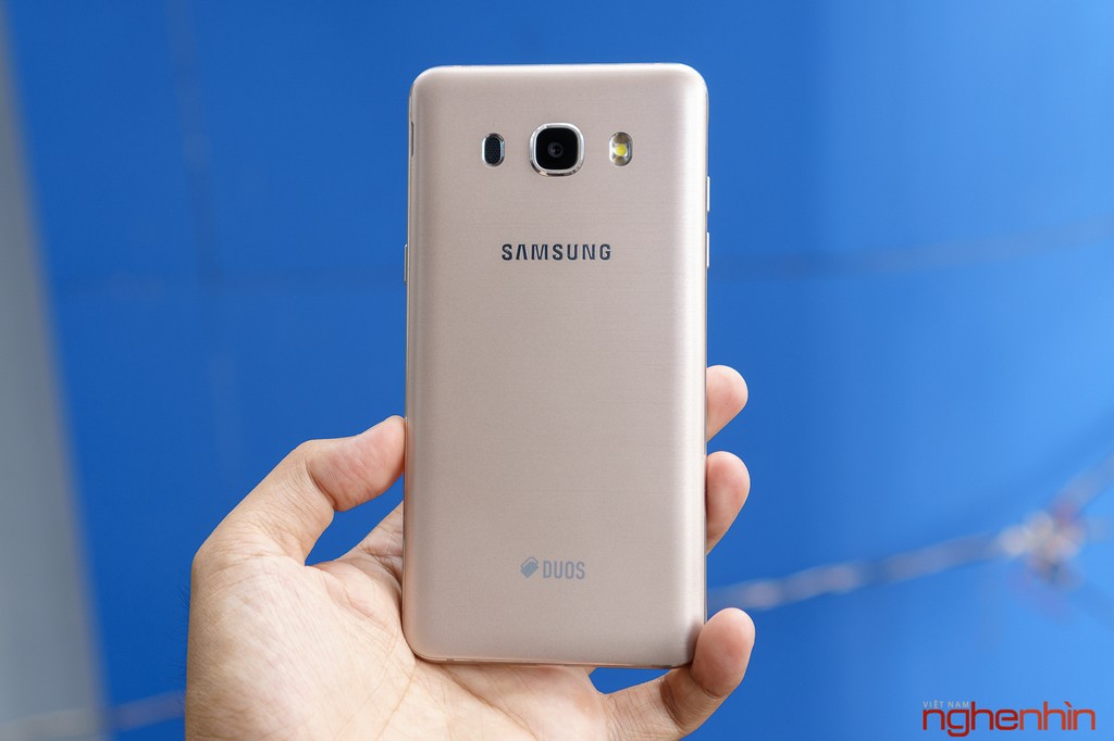 Trên tay Samsung Galaxy J5 2016 giá 5,5 triệu ảnh 2