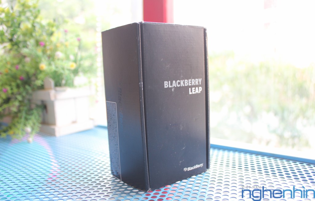 Mở hộp smartphone Blackberry Leap 5 inch, pin 'trâu' 25 tiếng, giá 6 triệu đồng ảnh 1