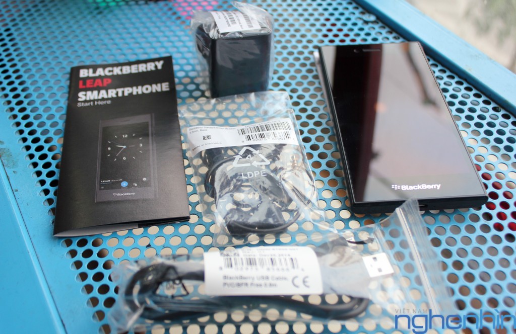 Mở hộp smartphone Blackberry Leap 5 inch, pin 'trâu' 25 tiếng, giá 6 triệu đồng ảnh 2