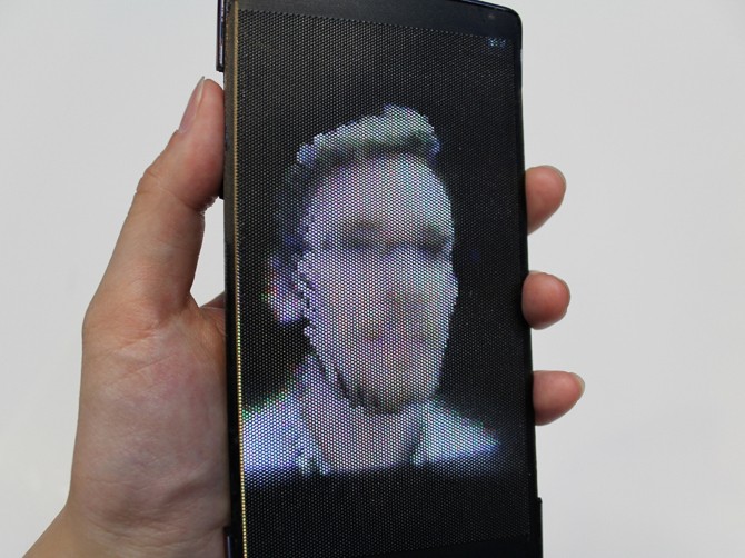 HoloFlex - smartphone 3D uốn dẻo đầu tiên trên thế giới ảnh 2
