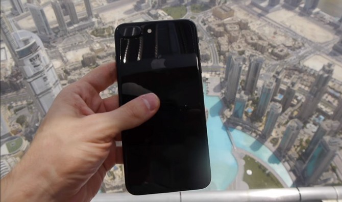 Thả rơi iPhone 7 Plus từ tòa nhà cao nhất thế giới ảnh 1