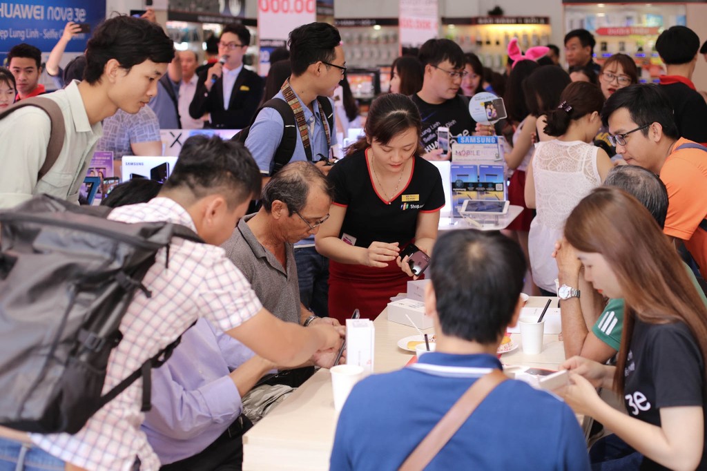 Huawei Nova 3e mở bán tại FPT Shop, dự kiến giao hơn 1000 máy trong ngày 7/4/2018 ảnh 1