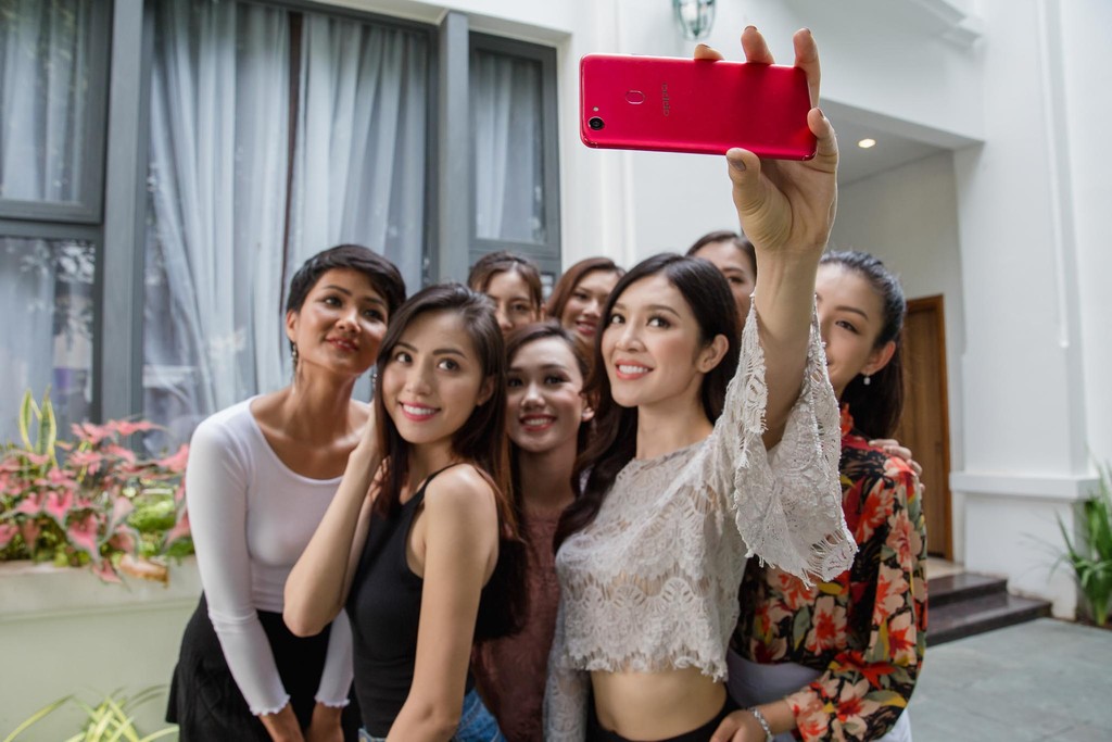 Oppo F5 lộ diện rõ nét trong MV Noo Phước Thịnh và trên tay thí sinh Hoa hậu hoàn vũ ảnh 8