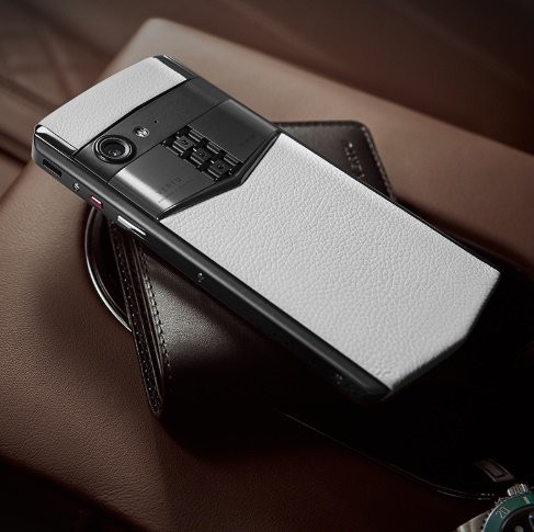 Smartphone chạy Snapdragon 660 có giá tới 5.167 USD chỉ có thể là Vertu Aster P ảnh 2