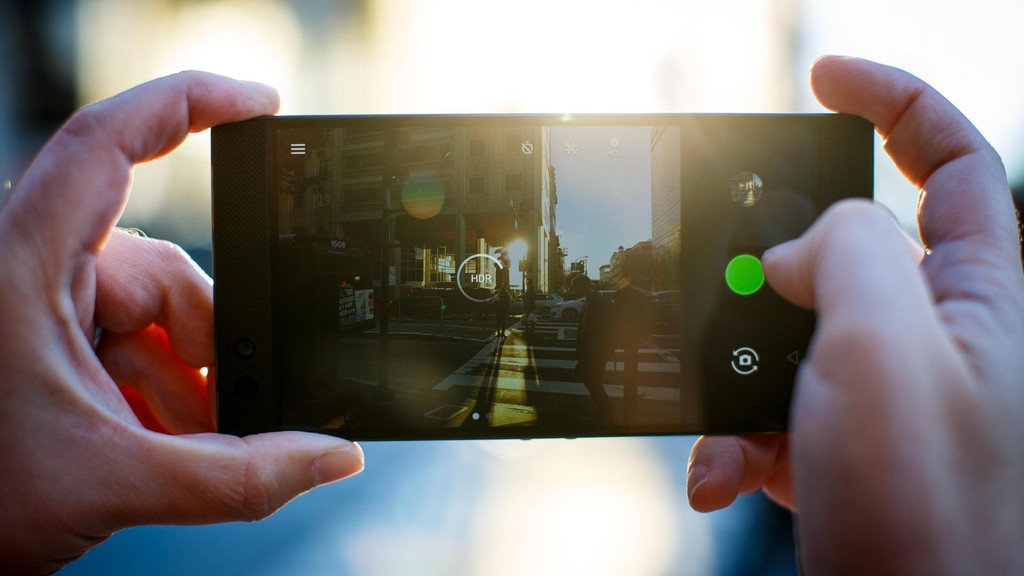 Đặt cạnh Razer Phone 2 với đời đầu: điểm yếu đã được khắc phục hết ảnh 3