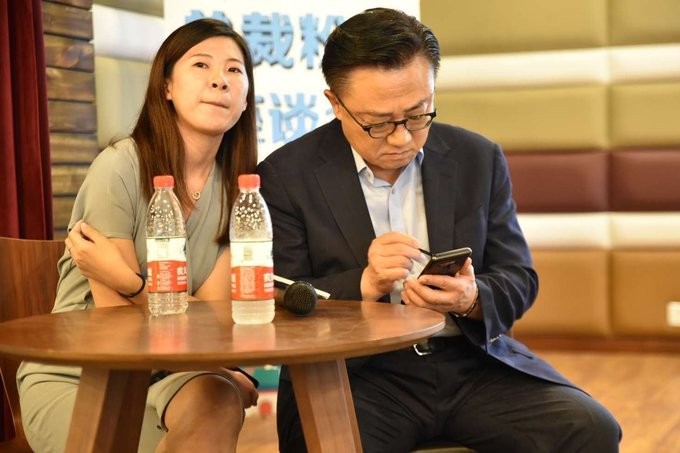 Galaxy Note 9 lộ diện trên tay CEO DJ Koh? ảnh 2