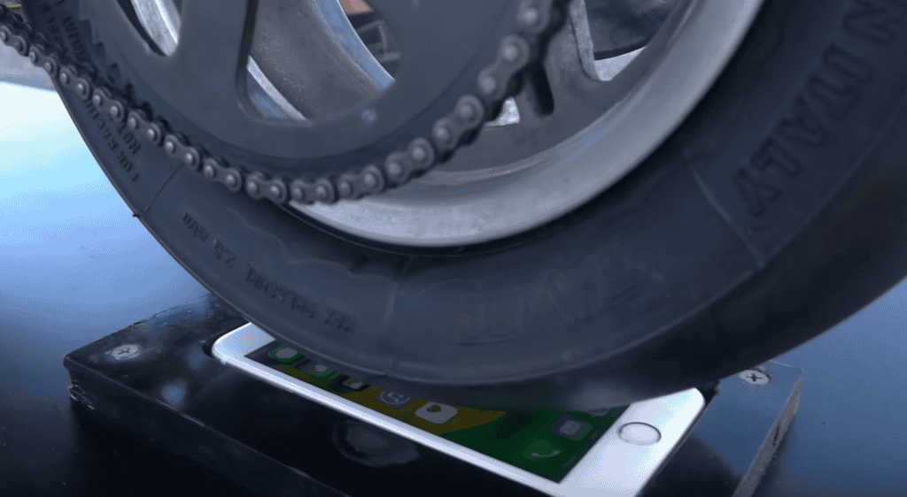 'Bóng hồng' iPhone 6s dưới lốp xe Ducati 916 ảnh 1
