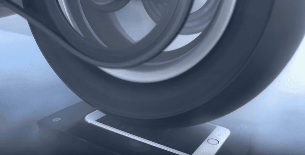 'Bóng hồng' iPhone 6s dưới lốp xe Ducati 916 ảnh 3