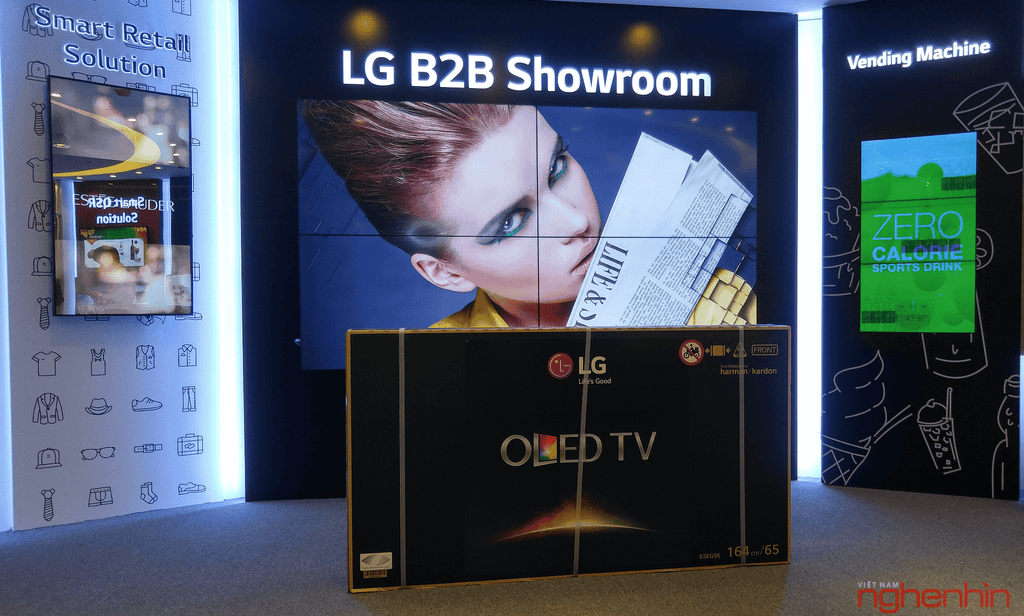 Khui thùng Tivi LG OLED 4K 65 inch giá 119 triệu ảnh 2