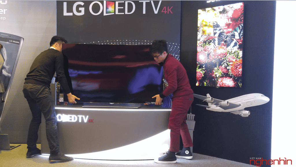 Khui thùng Tivi LG OLED 4K 65 inch giá 119 triệu ảnh 7