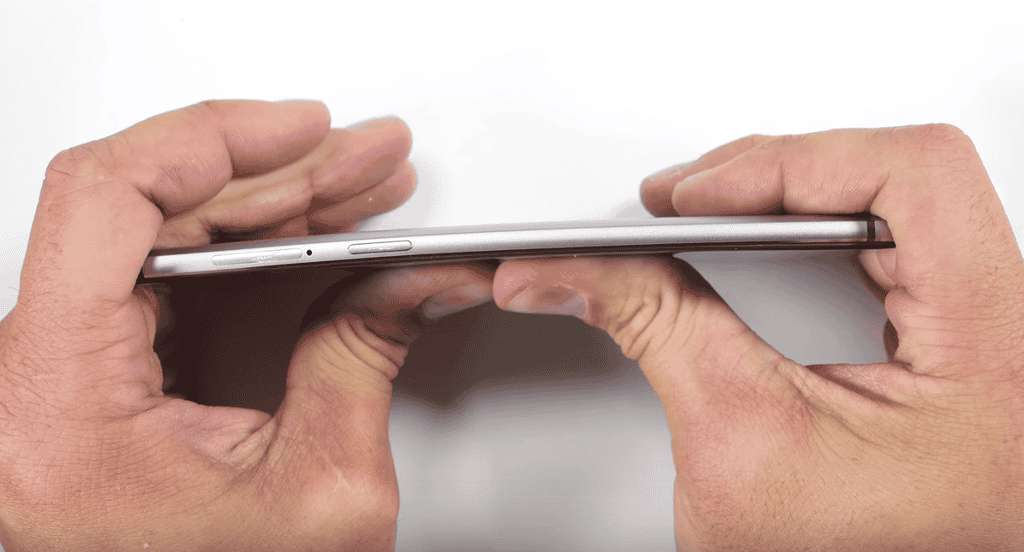 OnePlus 3 vượt thử thách dùi đâm, dao cắt, lửa nung ảnh 6