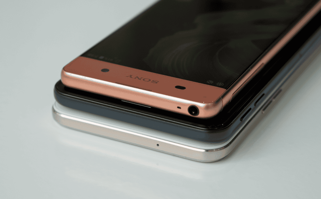 Galaxy J7 Prime so dáng với Oppo F1s và Xperia XA ảnh 5