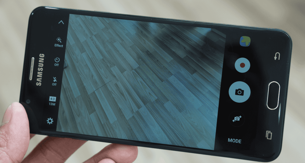 Galaxy J7 Prime so dáng với Oppo F1s và Xperia XA ảnh 11
